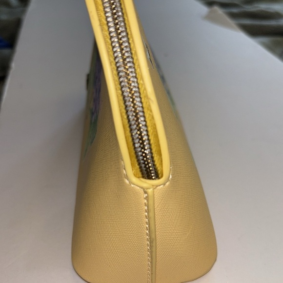 WRENDALE BRAND YELLOW HYDRANGEA WITH BEES AND LADYBUG DESIGN
VINYL ZIP CLOSURE - Picture 5 of 12